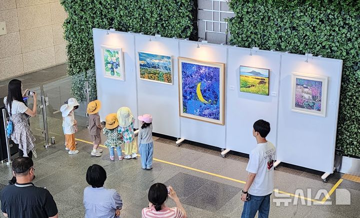 [전주=뉴시스]윤난슬 기자 = 국민연금공단은 오는 7월 3일까지 전북혁신도시 본부 행복연금관 로비에서 장애예술창작가 회화 초대전 '마음을 잇는 색채, 함께 그리는 세상'을 진행한다고 8일 밝혔다. (사진=국민연금공단 제공) photo@newsis.com 