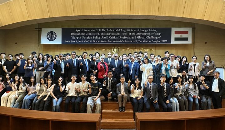 [서울=뉴시스] 지난 2일 열린 한국외대 '바드르 압둘아티 이집트 외교부 장관 초청 특강'에서 참가자들이 기념 사진을 촬영하고 있다. (사진=한국외대 제공) 2026.06.08. photo@newsis.com *재판매 및 DB 금지