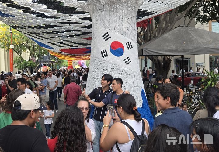 [사포판(멕시코)=뉴시스] 하근수 기자= 2026 국제축구연맹(FIFA) 북중미 월드컵 기념 한국 조형물 앞에서 기념사진을 촬영하는 박세진 씨와 멕시코인. 2026.06.07. hatriker22@newsis.com