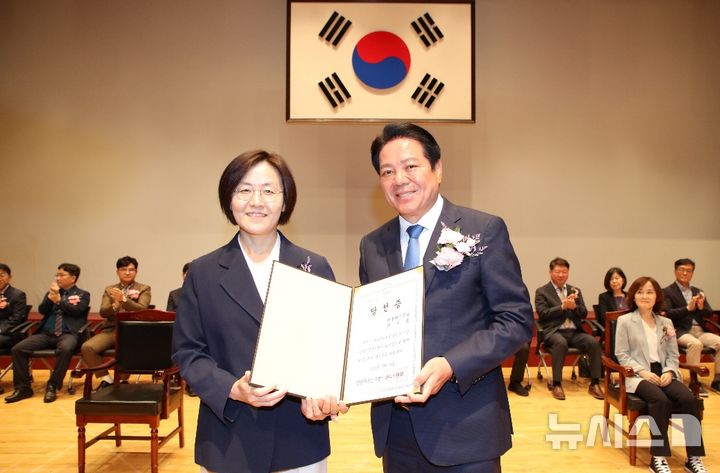 [안양=뉴시스] 최대호 안양시장(사진 오른쪽)이 현의선 동안구 선거관리위원회 위원장으로부터 당선증 받은 후 기념 촬영을 하고 있다. (사진=안양시 제공).2026.06.08.photo@newsis.com