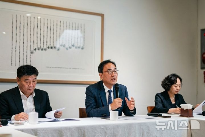 [서울=뉴시스] 류난영 기자= 이진우 대한의학회 회장(가운데)이 8일 서울 중구의 한 식당에서 열린 간담회에서 기자들의 질문에 답하고 있다. 
