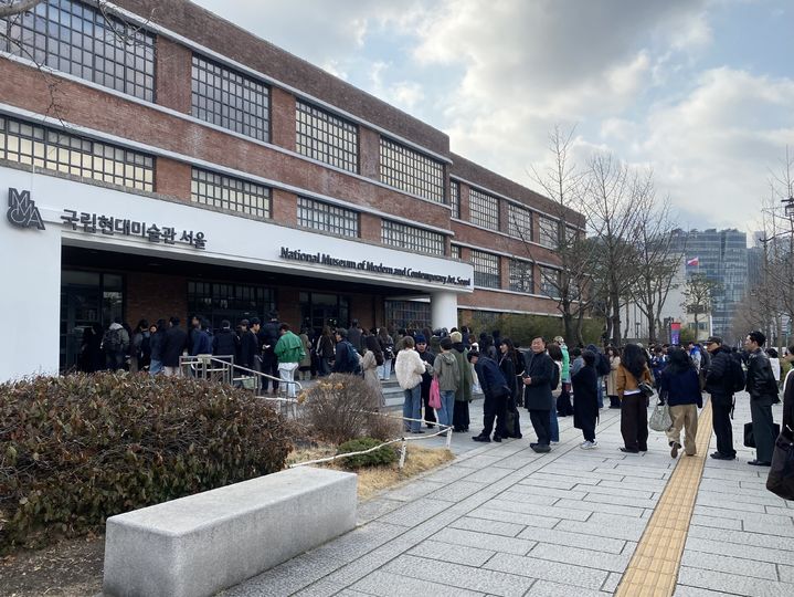 지난 3월 국립현대미술관 서울관에서 열린 데이미언 허스트 전시 개막일, 관람객들이 미술관 입구 앞에 길게 줄을 서 입장을 기다리고 있다. 전시는 종료 20여 일을 앞두고 누적 관람객 44만 명을 돌파했다. 2026.06.08. hyun@newsis.com *재판매 및 DB 금지