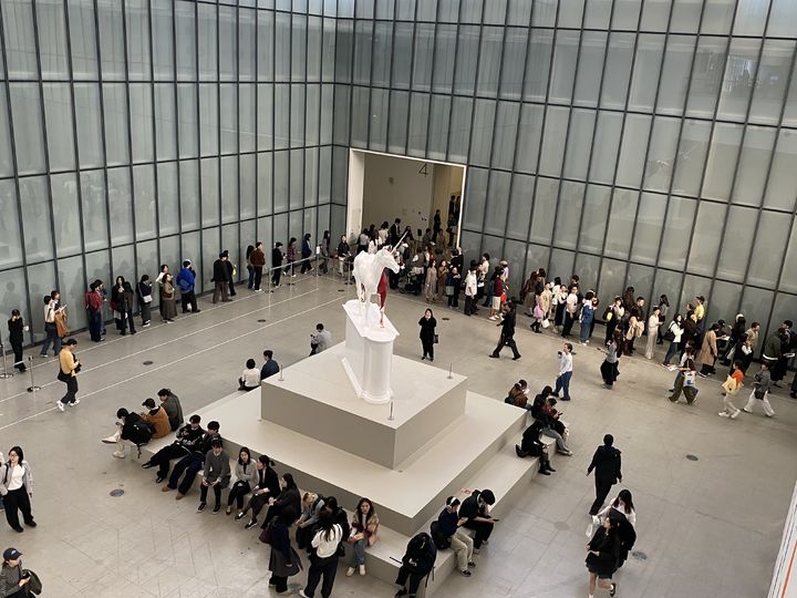 [서울=뉴시스] 박현주 미술전문 기자 = 국립현대미술관 서울관에서 열린 데이미언 허스트 전시 관람객들이 전시장 입장을 기다리고 있다. 전시는 2030세대 관람객 비중이 62%를 기록하며 누적 관람객 44만명을 돌파했다. 2026.06.08. hyun@newsis.com *재판매 및 DB 금지