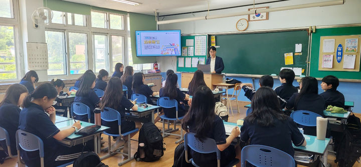 [창원=뉴시스] BNK경남은행, 마산여중 학생 대상 '자유학기제 금융교육' 진행.(사진=BNK경남은행 제공) 2026.06.08. photo@newsis.com&nbsp; *재판매 및 DB 금지