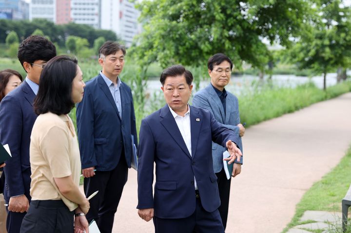 [광명=뉴시스] 박승원 경기 광명시장이 8일 안양천 일대에서 시민 불편사항 개선을 위한 현장 점검을 하고 있다.(사진=광명시 제공) 2026.06.08. photo@newsis.com *재판매 및 DB 금지