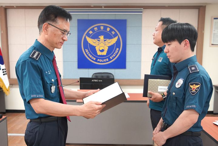 이달의 폴스타상 받는 박부건(오른쪽) 순경 *재판매 및 DB 금지