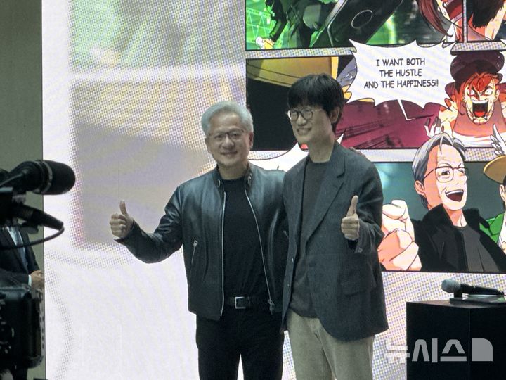 [성남=뉴시스] 윤정민 기자 = 이해진 네이버 의장(오른쪽)과 젠슨 황 엔비디아 최고경영자(CEO)가 8일 오후 경기 성남시 네이버 사옥 '1784'에서 만나 기념 촬영하고 있다. 2026.06.08, alpaca@newsis.com