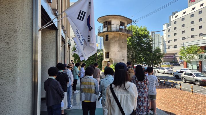 [대전=뉴시스] 대전 중구 로컬투어 프로그램 참여자들이 옛대전형무소터를 살펴보고 있다. (사진=중구청 제공) *재판매 및 DB 금지