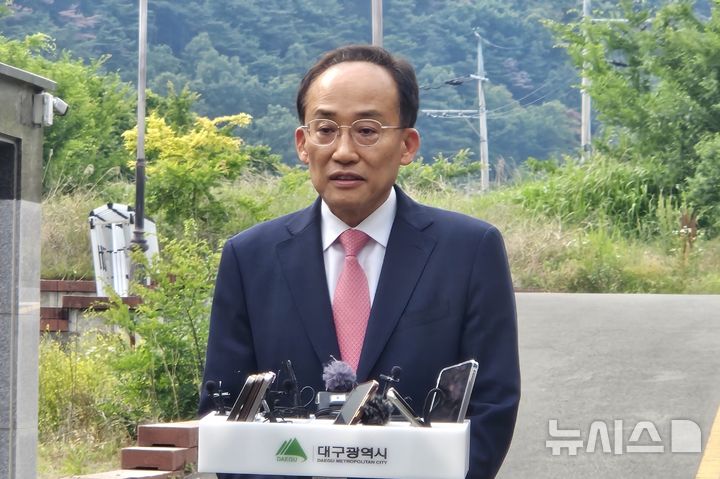 [대구=뉴시스] 이상제 기자 = 추경호 대구시장 당선인이 8일 대구 달성군 유가읍 박근혜 전 대통령 사저에서 박 전 대통령을 예방한 뒤 기자들과 만나 질문에 답하고 있다. 2026.06.08. king@newsis.com 