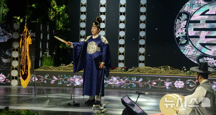 [전주=뉴시스] 김얼 기자 = 8일 전북 전주시 국립무형유산원에서 열린 '2026 전주대사습놀이' 판소리명창 부분 장원을 수상한 정보권 씨가 앙코르 공연을 하고 있다. 2026.06.08. pmkeul@newsis.com