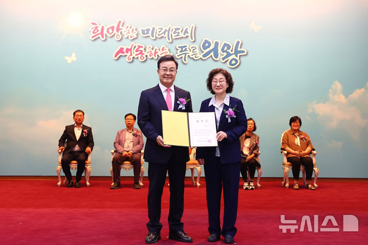 [의왕=뉴시스] 김성제 의왕시장(사진 왼쪽)이 김수정 의왕시 선거관리위원회 위원장으로부터 당선증을 받은 후 기념 촬영을 하고 있다. (사진=의왕시 제공).2026.06.08.photo@newsis.com