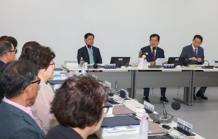 [의성=뉴시스] 의성종합체육관 내 인수위원회 사무실에서 위촉장 수여식 후 간담회가 열리고 있다. (사진= 의성군수 민선 9기 인수위 제공) 2026.06.08. photo@newsis.com *재판매 및 DB 금지