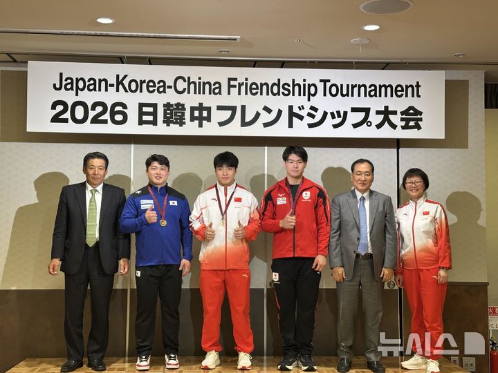 [광주=뉴시스] 전남 완도군은 8일 군청 역도실업팀이 최근 일본 나고야에서 열린 '2026 한·중·일 국제 친선 역도 경기대회'에서 메달 6개를 따냈다고 밝혔다. (사진=완도군 제공). 2026.06.08. photo@newsis.com *재판매 및 DB 금지