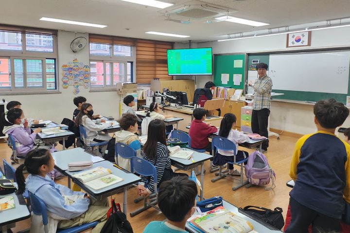 [서울=뉴시스] 경기 화성시 반석초에서 진행 중인 발표 수업 모습. (사진=굿네이버스 제공) 2026.06.09. photo@newsis.com *재판매 및 DB 금지