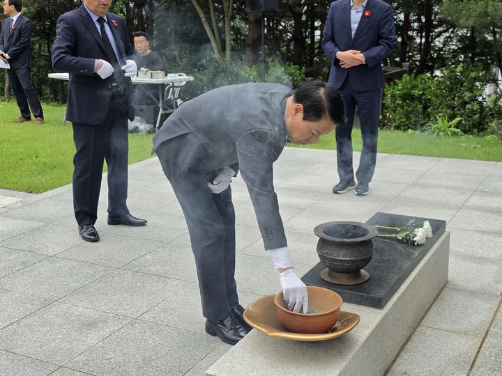 [광양=뉴시스] 박성현 광양시장 당선인이 8일 첫 공식 일정 중 하나로 여순사건 희생자 추모 공원을 참배하고 있다. (사진=선거사무소 제공) 2026.06.08. photo@newsis.com *재판매 및 DB 금지