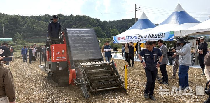 영천시 화산면 일원 '마늘 수확 기계화' 연시회 현장