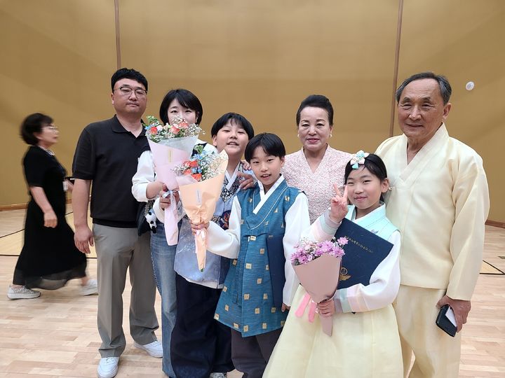 [전주=뉴시스] 8일 전북 전주시 완산구 국립무형유산원에서 진행된 제52회 전주대사습놀이 전국대회에서 시조 부문 장원을 수상한 최연욱(오른쪽 첫번째) 김제시우회 회장이 함께 수상의 영광을 안은 자신들의 가족들과 함께 기념사진을 촬영하고 있다. (사진=최연욱 회장 제공) 2026.06.08. photo@newsis.com *재판매 및 DB 금지