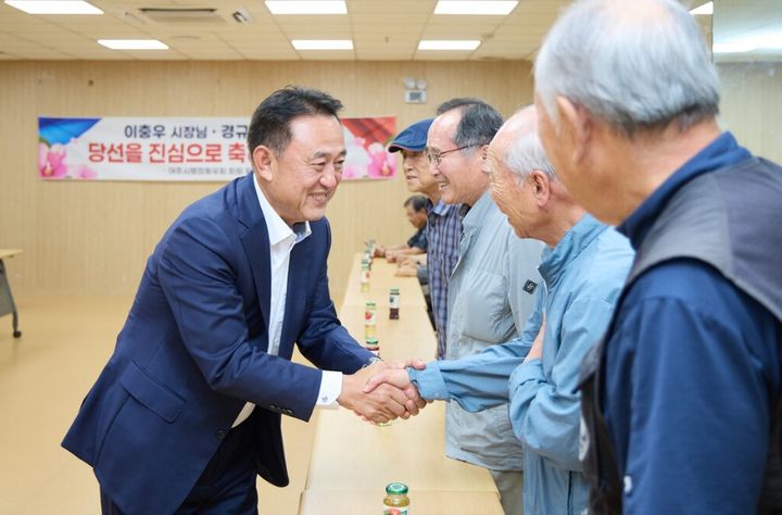 [여주=뉴시스] 행정동우회를 방문, 공무원 선후배들에게 인사하는 이충우 시장(사진=여주시 제공) 2026. 06. 08. photo@newsis.com *재판매 및 DB 금지