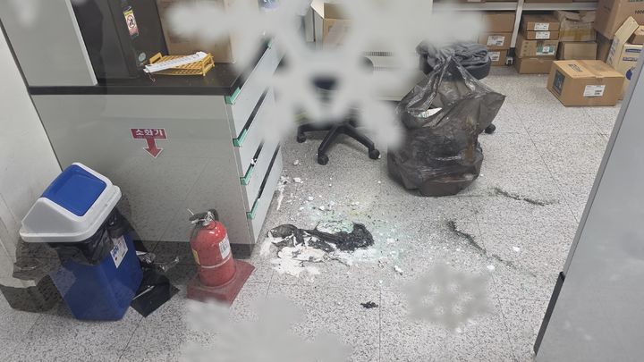 [부산=뉴시스] 8일 오후 부산의 한 대학교 실험실에서 폭발사고가 발생해 1명이 다쳤다. (사진=부산소방재난본부 제공) 2026.06.08 photo@newsis.com *재판매 및 DB 금지
