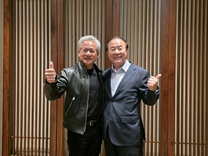 [서울=뉴시스]전영현 삼성전자 부회장과 젠슨 황 엔비디아 CEO가 함께 기념촬영을 하고 있다. (사진=삼성전자 제공) 2026.06.08. photo@newsis.com *재판매 및 DB 금지