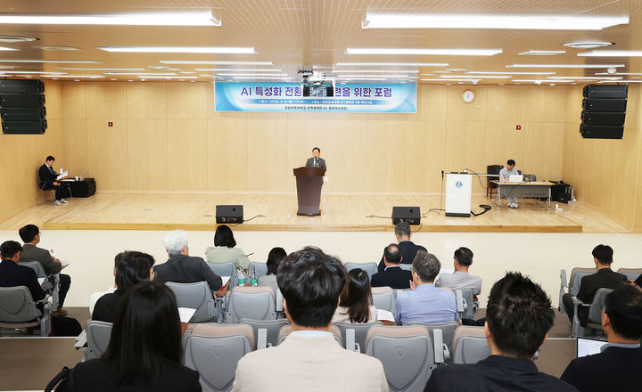 [공주=뉴시스] 포럼에서 인사말하는 국립공주대 임경호 총장. (사진=국립공주대 제공) 2026.06.08. photo@newsis.com. *재판매 및 DB 금지