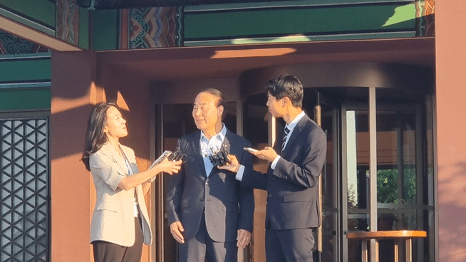 [서울=뉴시스]이지용 기자 = 전영현 삼성전자 부회장이 8일 오후 서울 신라호텔 영빈관 앞에서 기자회견을 하고 있다. 2026.06.08. photo@newsis.com *재판매 및 DB 금지
