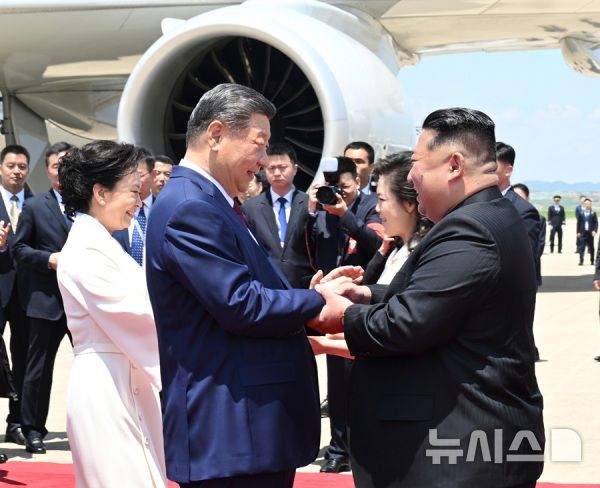 [베이징=뉴시스] 8일 북한 평양 순안국제공항에 도착한 시진핑 중국 국가주석이 김정은 북한 국무위원장과 만나 악수하고 있다.(사진=중국 외교부 홈페이지 갈무리) 2026.06.08 photo@newsis.com