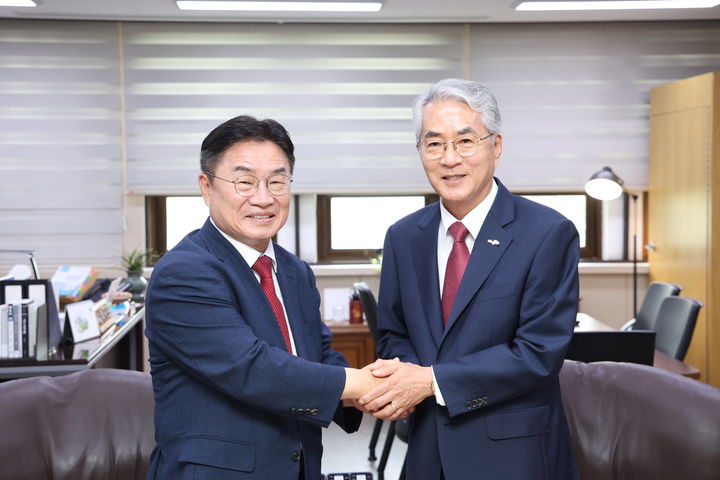 [창원=뉴시스]왼쪽부터 권순기 경남교육감 당선인, 박종훈 교육감. (사진=경남교육청 제공) 2026.06.08.photo@newsis.com *재판매 및 DB 금지