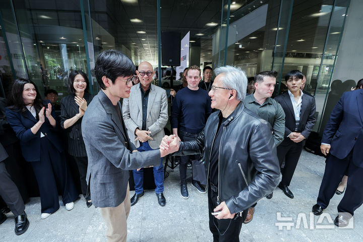 [서울=뉴시스] 이해진 네이버 의장(왼쪽)과 젠슨 황 엔비디아 최고경영자(CEO)가 8일 오후 경기 성남시 네이버 사옥 '1784'에서 만나 악수하고 있다. 2026.06.08. (사진=네이버 제공)