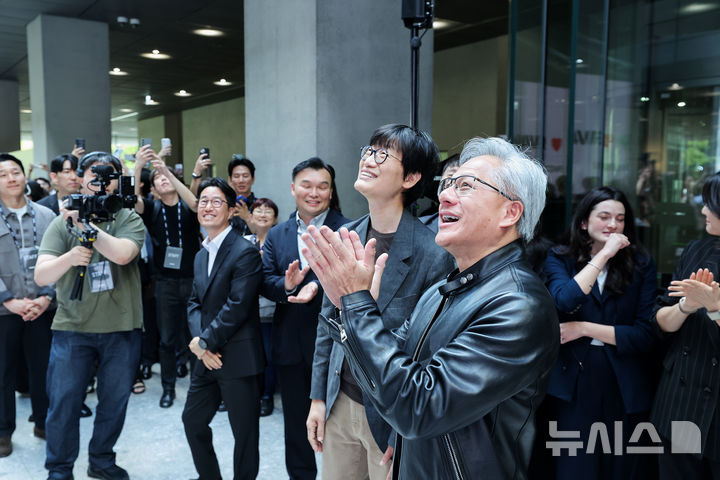 [서울=뉴시스] 이해진 네이버 의장과 젠슨 황 엔비디아 최고경영자(CEO)가 8일 오후 경기 성남시 네이버 사옥 '1784'에서 만났다. 2026.06.08. (사진=네이버 제공)