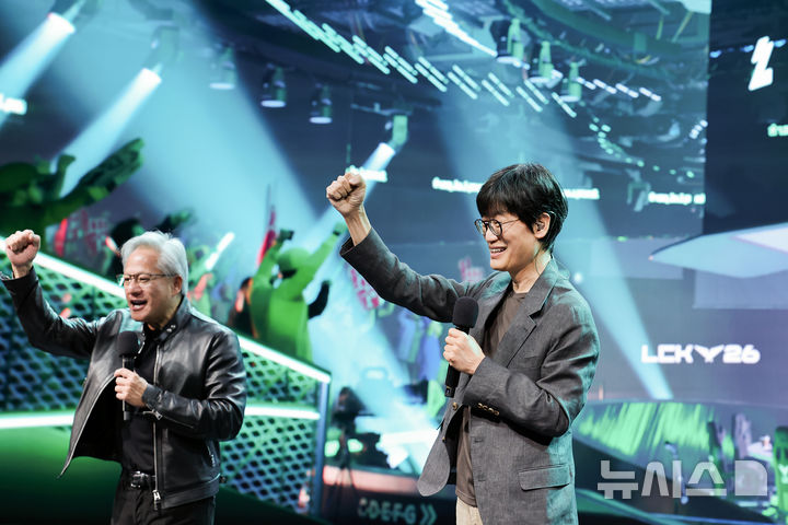 [서울=뉴시스] 이해진 네이버 의장(오른쪽)과 젠슨 황 엔비디아 최고경영자(CEO)가 8일 오후 경기 성남시 네이버 사옥 '1784' 내 비전 스튜디오에서 진행한 치지직 생방송에 출연했다. 2026.06.08. (사진=네이버 제공)