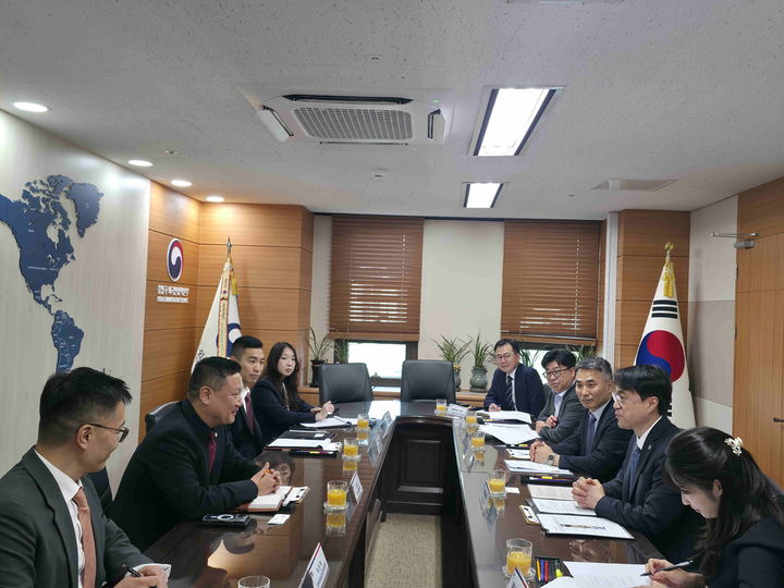 [서울=뉴시스] 법무부는 차용호 출입국·외국인정책본부장이 8일 성현 하 미국 CBP 국제협력국장과 만나 한·미 자동 출입국 상호이용 시스템 개편, 불법 이민 방지, 위변조 문서 감식 정보공유 방안 등을 논의했다고 밝혔다. (사진 = 법무부 제공) 2026.06.08 *재판매 및 DB 금지