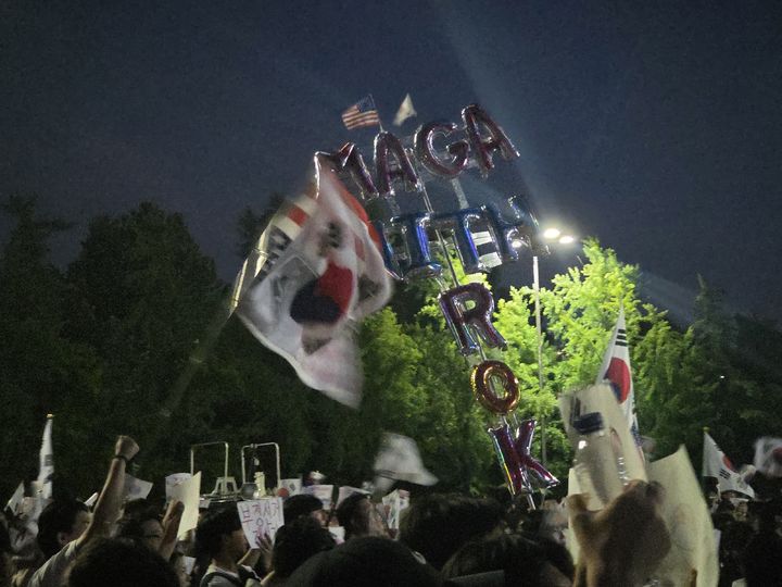 [서울=뉴시스] 이지영 기자=8일 오후 서울 송파구 올림픽공원 핸드볼경기장 일대에서 태극기와 성조기를 함께 든 시위자들이 구호를 외치고 있다. 당초 참정권 박탈에 대한 분노가 담겼던 팻말에는 강경 보수 단체의 구호들이 등장했다. 'MAGA WITH ROK(대한민국과 함께하는 MAGA)'이 적힌 대형 팻말도 함께 등장했다. 2026.06.08. jee0@newsis.com *재판매 및 DB 금지