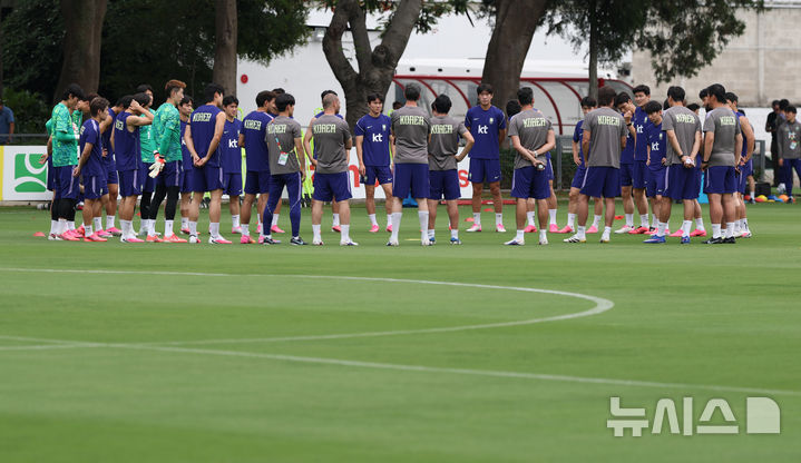 [사포판(멕시코)=뉴시스] 김명년 기자 = 축구 국가대표팀 선수들이 7일(현지 시간) 2026 국제축구연맹(FIFA) 북중미월드컵이 열리는 멕시코 과달라하라 인근 사포판에 위치한 베이스캠프 훈련장 치바스 바예 베르데에서 훈련하고 있다. 2026.06.08. kmn@newsis.com