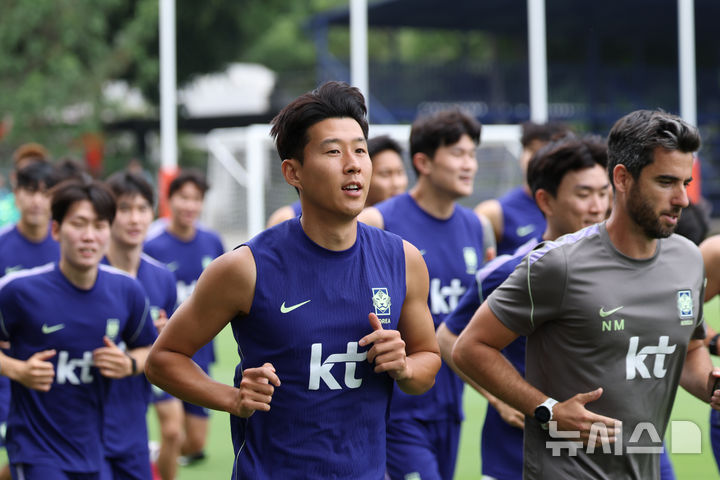[사포판(멕시코)=뉴시스] 김명년 기자 = 축구 국가대표팀 손흥민이 7일(현지 시간) 2026 국제축구연맹(FIFA) 북중미월드컵이 열리는 멕시코 과달라하라 인근 사포판에 위치한 베이스캠프 훈련장 치바스 바예 베르데에서 훈련하고 있다. 2026.06.08. kmn@newsis.com
