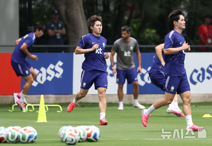[사포판(멕시코)=뉴시스] 김명년 기자 = 축구 국가대표팀 이강인이 7일(현지 시간) 2026 국제축구연맹(FIFA) 북중미월드컵이 열리는 멕시코 과달라하라 인근 사포판에 위치한 베이스캠프 훈련장 치바스 바예 베르데에서 훈련하고 있다. 2026.06.08. kmn@newsis.com