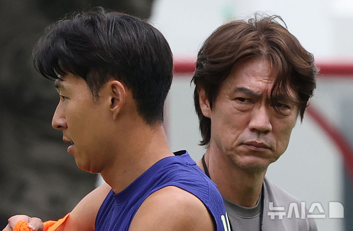 [사포판(멕시코)=뉴시스] 김명년 기자 = 축구 국가대표팀 홍명보 감독이 7일(현지 시간) 2026 국제축구연맹(FIFA) 북중미월드컵이 열리는 멕시코 과달라하라 인근 사포판에 위치한 베이스캠프 훈련장 치바스 바예 베르데에서 훈련하는 손흥민을 지나가고 있다. 2026.06.08. kmn@newsis.com