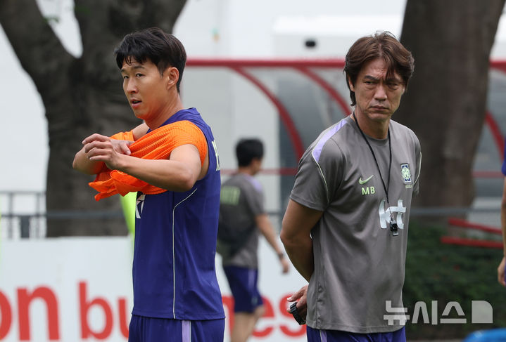 [사포판(멕시코)=뉴시스] 김명년 기자 = 축구 국가대표팀 홍명보 감독이 7일(현지 시간) 2026 국제축구연맹(FIFA) 북중미월드컵이 열리는 멕시코 과달라하라 인근 사포판에 위치한 베이스캠프 훈련장 치바스 바예 베르데에서 훈련하는 손흥민을 바라보고 있다. 2026.06.08. kmn@newsis.com