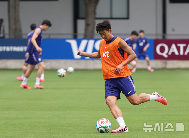 [사포판(멕시코)=뉴시스] 김명년 기자 = 축구 국가대표팀 손흥민이 7일(현지 시간) 2026 국제축구연맹(FIFA) 북중미월드컵이 열리는 멕시코 과달라하라 인근 사포판에 위치한 베이스캠프 훈련장 치바스 바예 베르데에서 훈련하고 있다. 2026.06.08. kmn@newsis.com