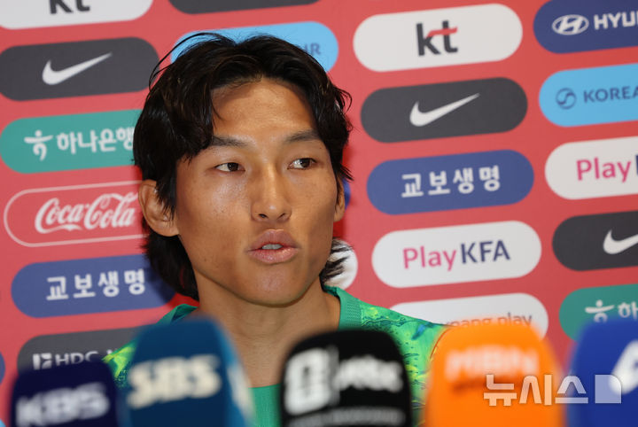 [사포판(멕시코)=뉴시스] 김명년 기자 = 축구 국가대표팀 김승규가 7일(현지 시간) 2026 국제축구연맹(FIFA) 북중미월드컵이 열리는 멕시코 과달라하라 인근 사포판에 위치한 베이스캠프 훈련장 치바스 바예 베르데에서 훈련 전 기자회견하고 있다. 2026.06.08. kmn@newsis.com