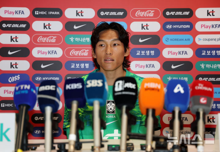[사포판(멕시코)=뉴시스] 김명년 기자 = 축구 국가대표팀 김승규가 7일(현지 시간) 2026 국제축구연맹(FIFA) 북중미월드컵이 열리는 멕시코 과달라하라 인근 사포판에 위치한 베이스캠프 훈련장 치바스 바예 베르데에서 훈련 전 기자회견하고 있다. 2026.06.08. kmn@newsis.com