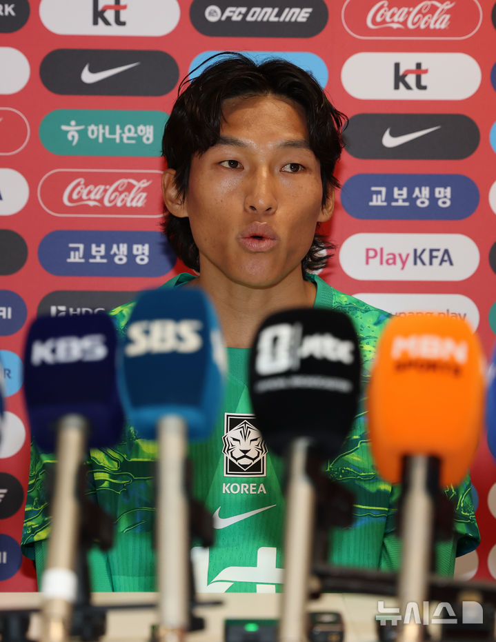 [사포판(멕시코)=뉴시스] 김명년 기자 = 축구 국가대표팀 김승규가 7일(현지 시간) 2026 국제축구연맹(FIFA) 북중미월드컵이 열리는 멕시코 과달라하라 인근 사포판에 위치한 베이스캠프 훈련장 치바스 바예 베르데에서 훈련 전 기자회견하고 있다. 2026.06.08. kmn@newsis.com