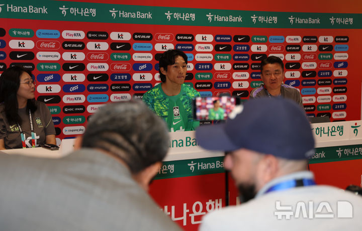 [사포판(멕시코)=뉴시스] 김명년 기자 = 축구 국가대표팀 김승규가 7일(현지 시간) 2026 국제축구연맹(FIFA) 북중미월드컵이 열리는 멕시코 과달라하라 인근 사포판에 위치한 베이스캠프 훈련장 치바스 바예 베르데에서 훈련 전 기자회견하고 있다. 2026.06.08. kmn@newsis.com