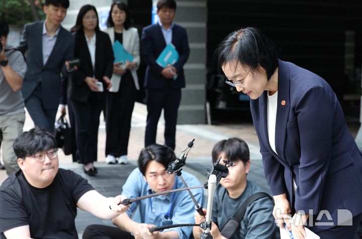 [서울=뉴시스] 조수정 기자 = 한성숙 국무총리 후보자가 8일 오전 서울 종로구 금융감독원 연수원에 마련된 인사청문회 준비사무실로 첫 출근하며 인사하고 있다. 2026.06.08. chocrystal@newsis.com