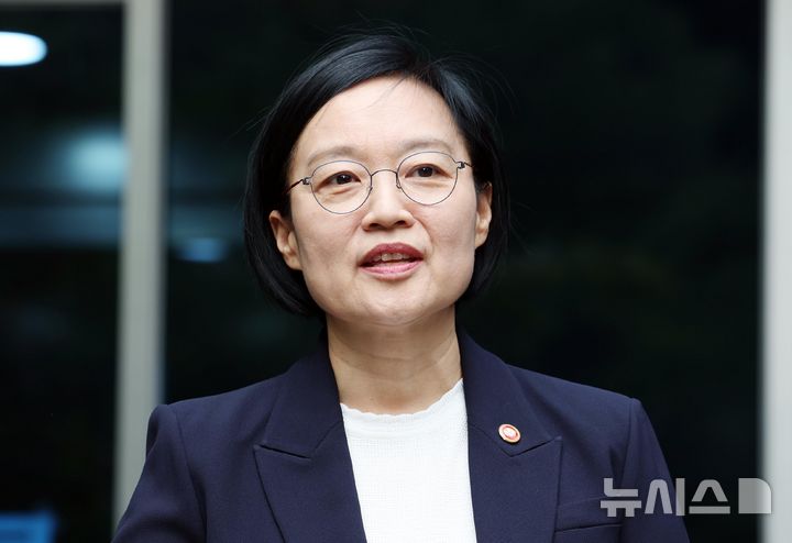 [서울=뉴시스] 조수정 기자 = 한성숙 국무총리 후보자가 8일 오전 서울 종로구 금융감독원 연수원에 마련된 인사청문회 준비사무실로 첫 출근하며 지명 소감을 밝히고 있다. 2026.06.08. chocrystal@newsis.com