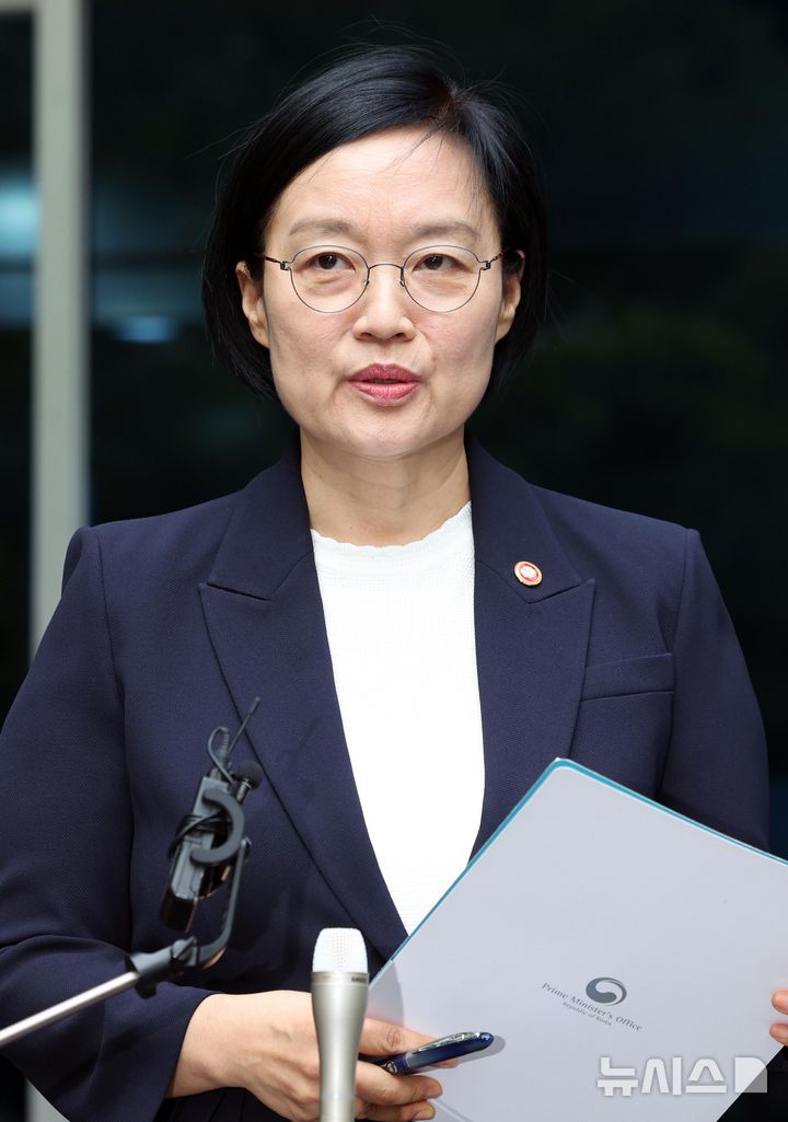 [서울=뉴시스] 조수정 기자 = 한성숙 국무총리 후보자가 8일 오전 서울 종로구 금융감독원 연수원에 마련된 인사청문회 준비사무실로 첫 출근하며 지명 소감을 밝히고 있다. 2026.06.08. chocrystal@newsis.com