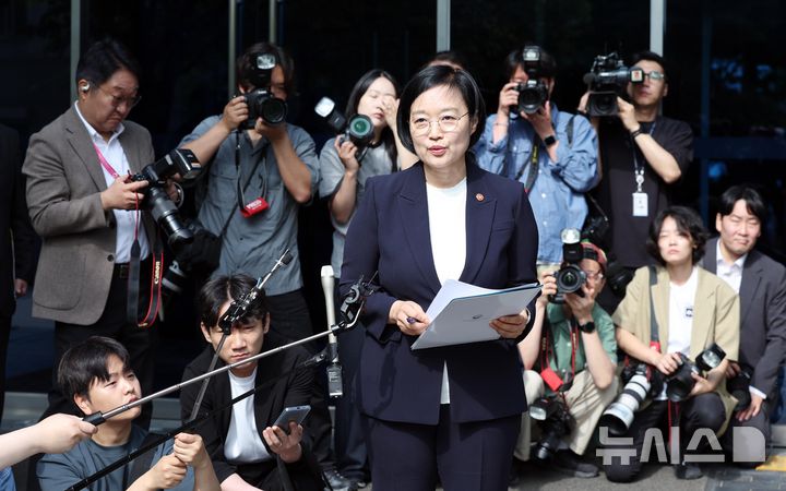 [서울=뉴시스] 조수정 기자 = 한성숙 국무총리 후보자가 8일 오전 서울 종로구 금융감독원 연수원에 마련된 인사청문회 준비사무실로 첫 출근하며 지명 소감을 밝히고 있다. 2026.06.08. chocrystal@newsis.com