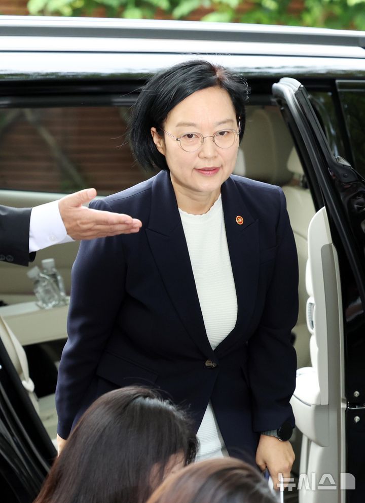 [서울=뉴시스] 조수정 기자 = 한성숙 국무총리 후보자가 8일 오전 서울 종로구 금융감독원 연수원에 마련된 인사청문회 준비사무실로 첫 출근하고 있다. 2026.06.08. chocrystal@newsis.com