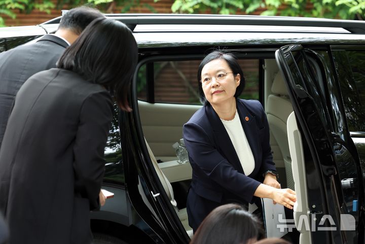 [서울=뉴시스] 조수정 기자 = 한성숙 국무총리 후보자가 8일 오전 서울 종로구 금융감독원 연수원에 마련된 인사청문회 준비사무실로 첫 출근하고 있다. 2026.06.08. chocrystal@newsis.com