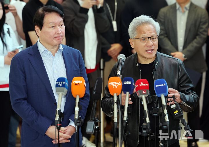[서울=뉴시스] 권창회 기자 = 최태원 SK그룹 회장과 젠슨 황 엔비디아 CEO가 8일 오전 서울 종로구 SK서린빌딩에서 SK-엔비디아 협력 관련 언론 브리핑을 하고 있다. 2026.06.08. kch0523@newsis.com